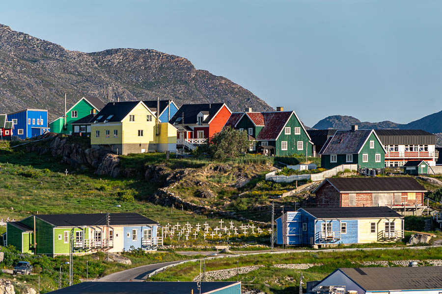 Qaqortoq : maisons colorées et cimetière