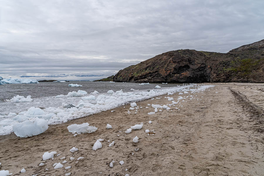 Détroit de Sullorsuaq, Atanikerluk :  glaçons sur la plage