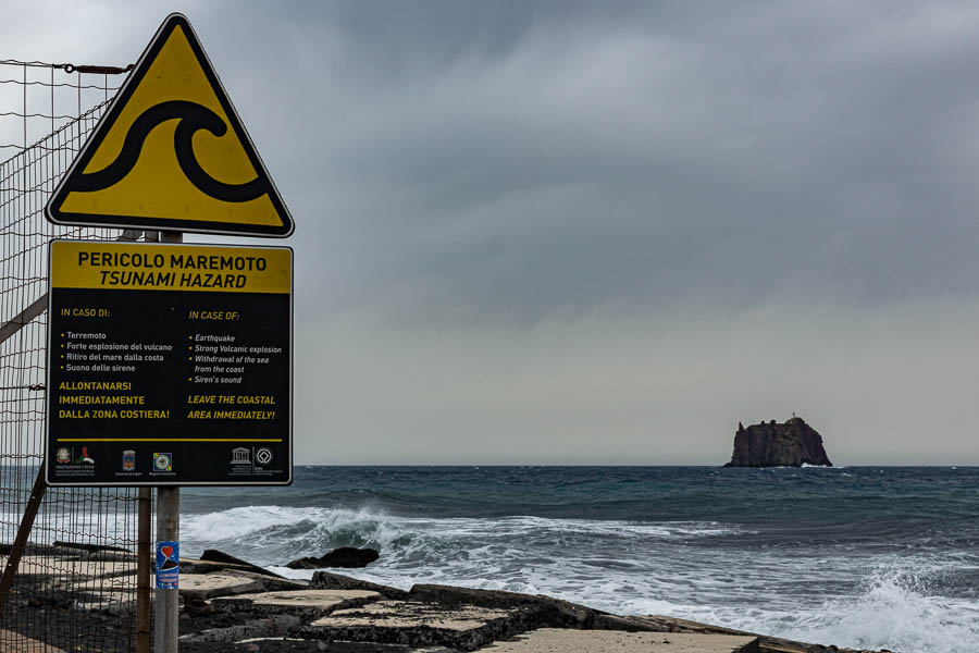 Alerte au tsunami et Strombolicchio