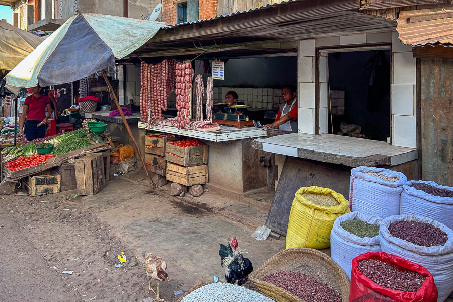 Marché de Tsiroanomandidy : charcuterie