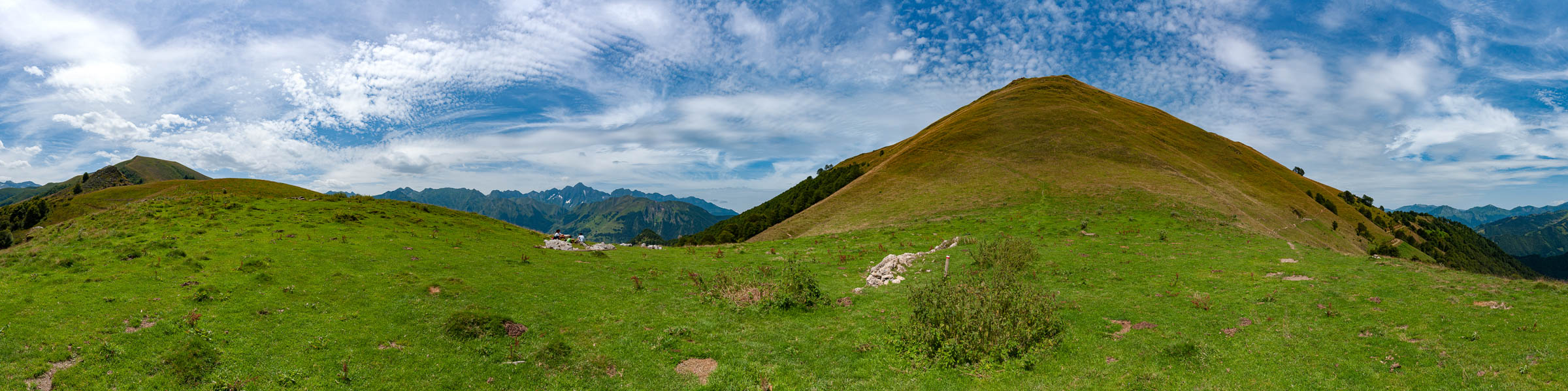 Col de la Serre-du-Cot, 1546 m, au loin le Valier