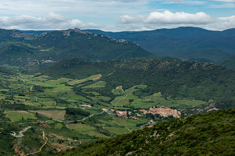 Château de Quéribus : vue du donjon, Cucugnan et Peyrepertuse