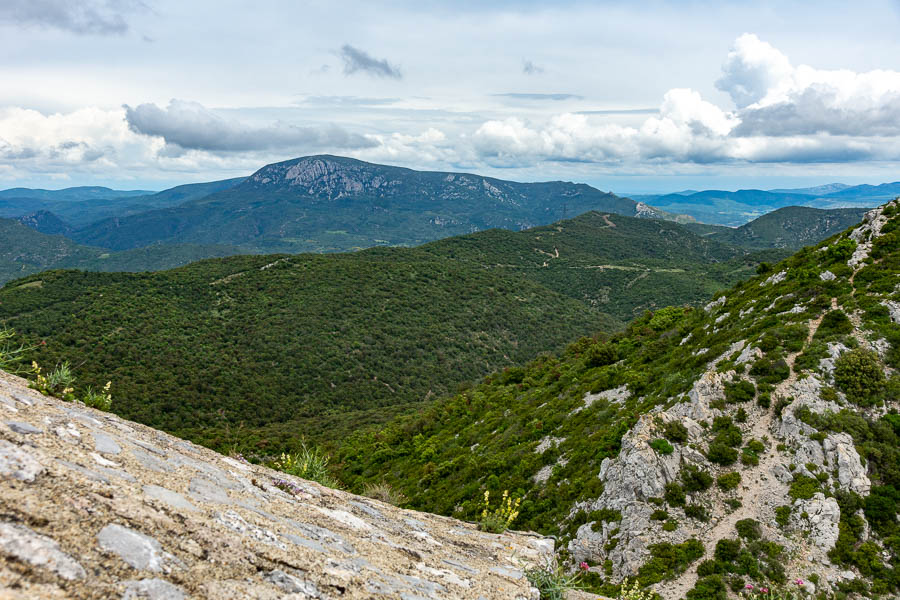 Château de Quéribus : vue du donjon, pech de Fraysse