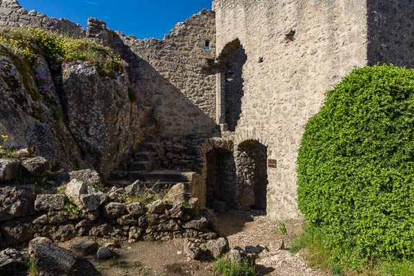 Peyrepertuse : enceinte basse, corps de logis